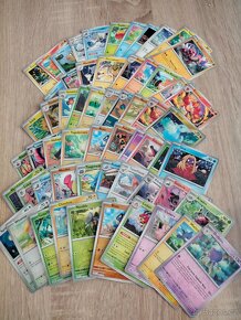 Originál Pokémon karty, lesklé, 80 ks v krabičce - 2