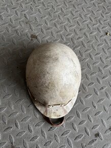 pracovní ochrannou helmu z druhé poloviny 20. století - 2