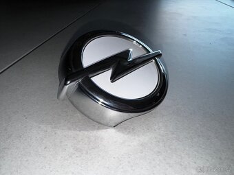 Emblém pátých dveří s logem Opel / Systém otevírání kufru - 2