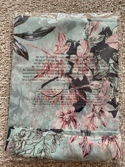 Nový dámský šátek Avon - orig. balení, vzor květiny - 2