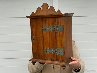Starožitná dřevěná lékárnička zdobená skříňka - 2
