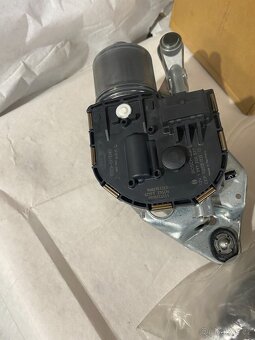 Pravý motorek stěrače Peugeot 407 - 2