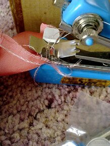 Mini šicí stroj do ruky z roku 1992 - 2