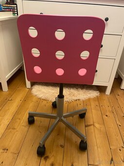 IKEA - dětská růžová židle - 2