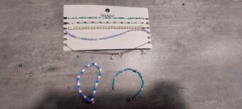 Korálkové řetízky a náramky. - 2