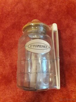 Skleněná  nádoba  na utopence. - 2