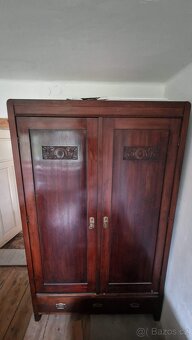 Starožitná skříň po renovaci - 2