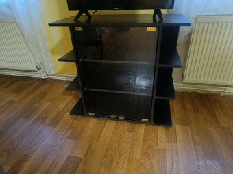 SKŘÍŇKY Z OBÝVACÍ STĚNY - 2