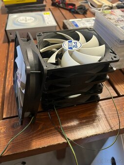 4x PC ventilátory F12 Silent + 1x ventilátor Zalman - 2