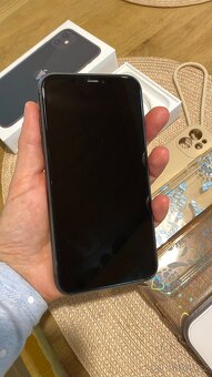 iPhone 11 64GB černý, top stav - 2