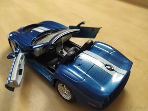 Model v měřítku 1:24 SCHELBY séries 1. 1999 cabrio - Burago. - 2