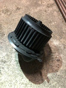 Vw T5 2.5 TDi hadice sání,větrák topení,zesilovač - 2