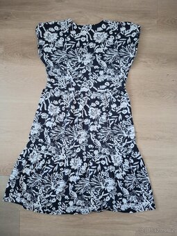 Tmavě modré květinové šaty - Orsay, velikost odhad S/M - 2