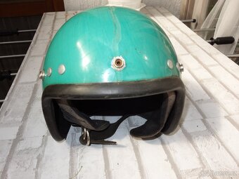 Stará helma na motocykl - 2