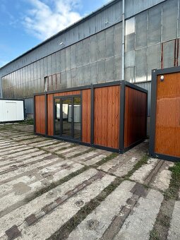 Obytný kontejner o rozměru 2,4 x 6 m s francouz. dveřmi - 2