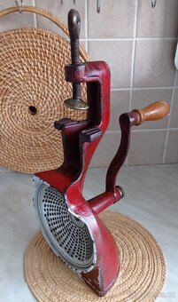 Starožitný mlýnek na strouhanku - 2