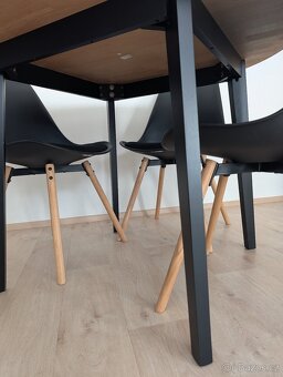 Kulatý jídelní stůl JYSK - 2