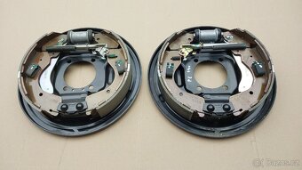 Nissan Navara D40 : Štíty zadních brzd - 2