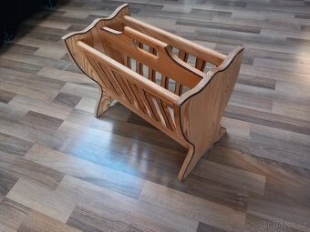 Dřevěný stojan na noviny - 2