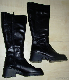 Dámské kozačky koupené v obchodě Baťa o vel. 30 - 2