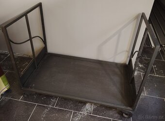 Kovaný stojan na dřevo. - 2