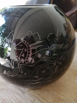 Černá kulatá váza - 2