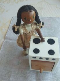 Dřevěná panenka se sporáčkem - 2