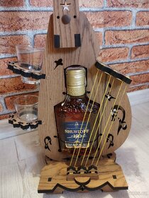 Dřevěný vyřezávaný stojan s lahví a skleničkami - 2