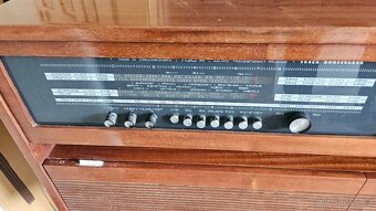 PRODÁM  STARÉ RÁDIO S GRAMOFONEM TESLA - 2