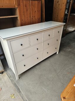 KOMODA IKEA HEMNES V LESKU S OCHRANNÝM SKLEM - 2