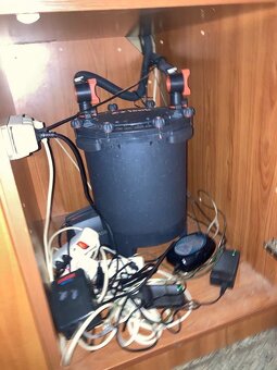 Velké akvárium s filtrací a skřínkami - 2