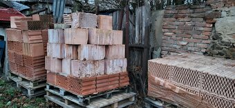 Prodám cihly  bet.patky,str.panely,cihly,svody na okapy,pr.1 - 2