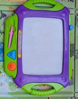 Hračky hudební, kreslici tabule, knížky - 2