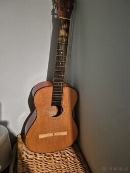 Venuji poskozenou kytaru - 2