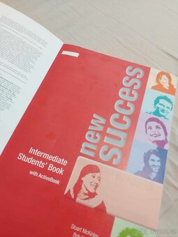 Intermediate Students' Book New success od Stuart McKinlay - 2