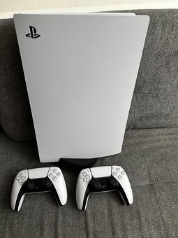 Prodám PlayStation 5 (verze s mechanikou)+ 2 ovladače - 2