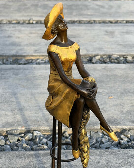 Leštěná bronzová socha soška Žena s kloboukem umělecká figur - 2