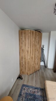 rohová šatní skříň v dobrém stavu za 650 Kč - 2