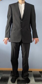 Černý proužkovaný pánský oblek - velikost S/M - 2