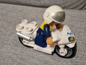 LEGO DUPLO motorka s policistou - 2