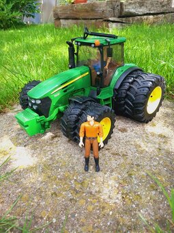 Bruder traktor John Deere 7930 s dvojitými koly - 2