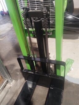 Ruční vysokozdvižný vozík STACKER - 2