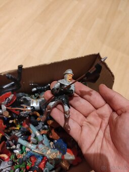 Krabice s mnoha figurkami - 2