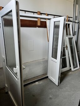 VCHODOVÉ DVOUKŘÍDLÉ PLASTOVÉ DVEŘE 154x212-262 NADSVĚTLÍKY - 2