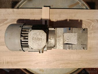 Elektromotor LENZE s převodovkou. 0,55 kW, 105 ot/min - 2