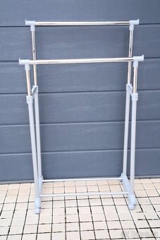 Věšák / šatní tyč/ štendr. Na kolečkách. - 2