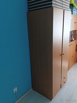 Velká šatní skříň + menší skříně - 2