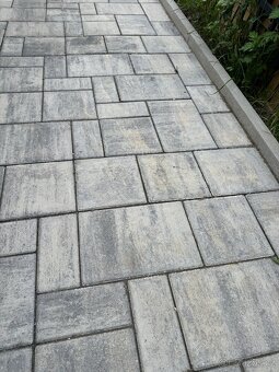 Prodám 7, 5 m2 dlažby. Výška 60 mm - 2