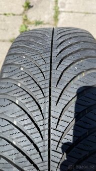 Prodám 2x celoroční pneu Good Year 215/55 R17 94V - 2