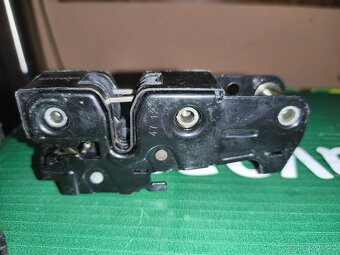 Prodám zámek přední kapota Audi A4 B8 - 2
